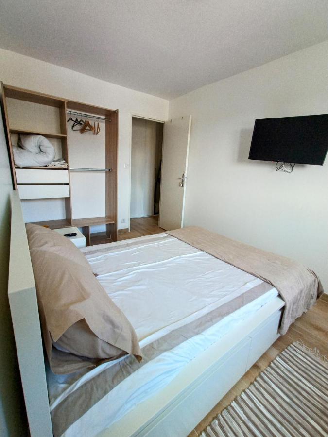 Private Room In Renovated Apartment - Tram 1 Min Walk Nice Ngoại thất bức ảnh