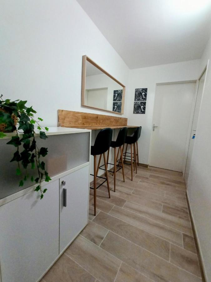 Private Room In Renovated Apartment - Tram 1 Min Walk Nice Ngoại thất bức ảnh